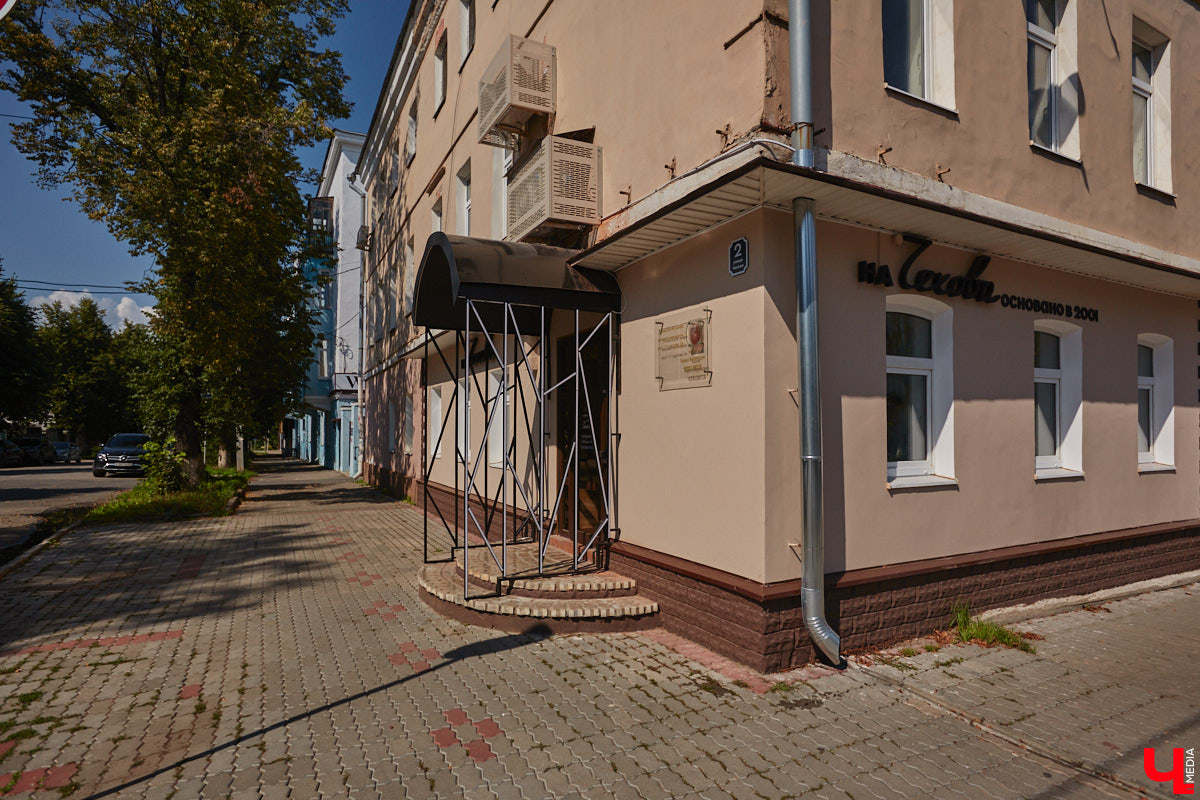 В прошлом во Владимире была группа улиц, в названии которых присутствовало слово «зеленый». Это Большая Зеленая, Малая Зеленая и Зеленая Ильинская улицы. В 1927 году Большая Зеленая стала частью улицы Сакко и Ванцетти, а Малая Зеленая потеряла свою первую часть. В 1935-м Зеленая Ильинская также получила новое название — улица Чехова. «Ключ-Медиа» решил прогуляться по бывшим Зеленым улицам и полюбоваться их достопримечательностями.