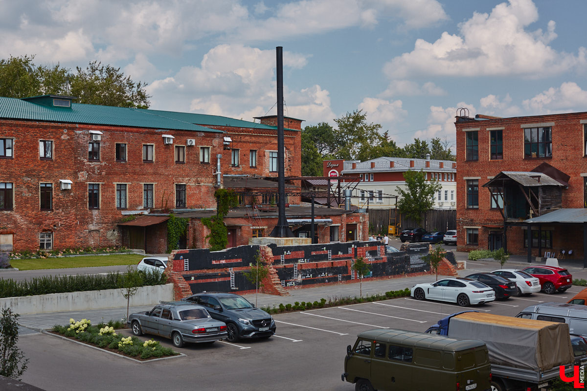 В прошлом во Владимире была группа улиц, в названии которых присутствовало слово «зеленый». Это Большая Зеленая, Малая Зеленая и Зеленая Ильинская улицы. В 1927 году Большая Зеленая стала частью улицы Сакко и Ванцетти, а Малая Зеленая потеряла свою первую часть. В 1935-м Зеленая Ильинская также получила новое название — улица Чехова. «Ключ-Медиа» решил прогуляться по бывшим Зеленым улицам и полюбоваться их достопримечательностями.