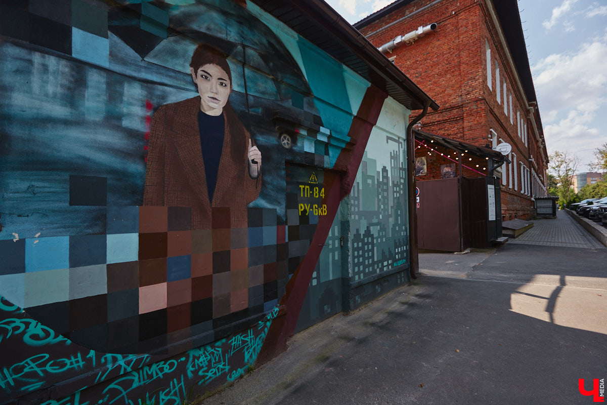 В прошлом во Владимире была группа улиц, в названии которых присутствовало слово «зеленый». Это Большая Зеленая, Малая Зеленая и Зеленая Ильинская улицы. В 1927 году Большая Зеленая стала частью улицы Сакко и Ванцетти, а Малая Зеленая потеряла свою первую часть. В 1935-м Зеленая Ильинская также получила новое название — улица Чехова. «Ключ-Медиа» решил прогуляться по бывшим Зеленым улицам и полюбоваться их достопримечательностями.