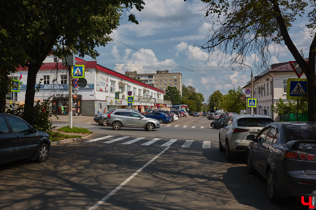 В прошлом во Владимире была группа улиц, в названии которых присутствовало слово «зеленый». Это Большая Зеленая, Малая Зеленая и Зеленая Ильинская улицы. В 1927 году Большая Зеленая стала частью улицы Сакко и Ванцетти, а Малая Зеленая потеряла свою первую часть. В 1935-м Зеленая Ильинская также получила новое название — улица Чехова. «Ключ-Медиа» решил прогуляться по бывшим Зеленым улицам и полюбоваться их достопримечательностями.