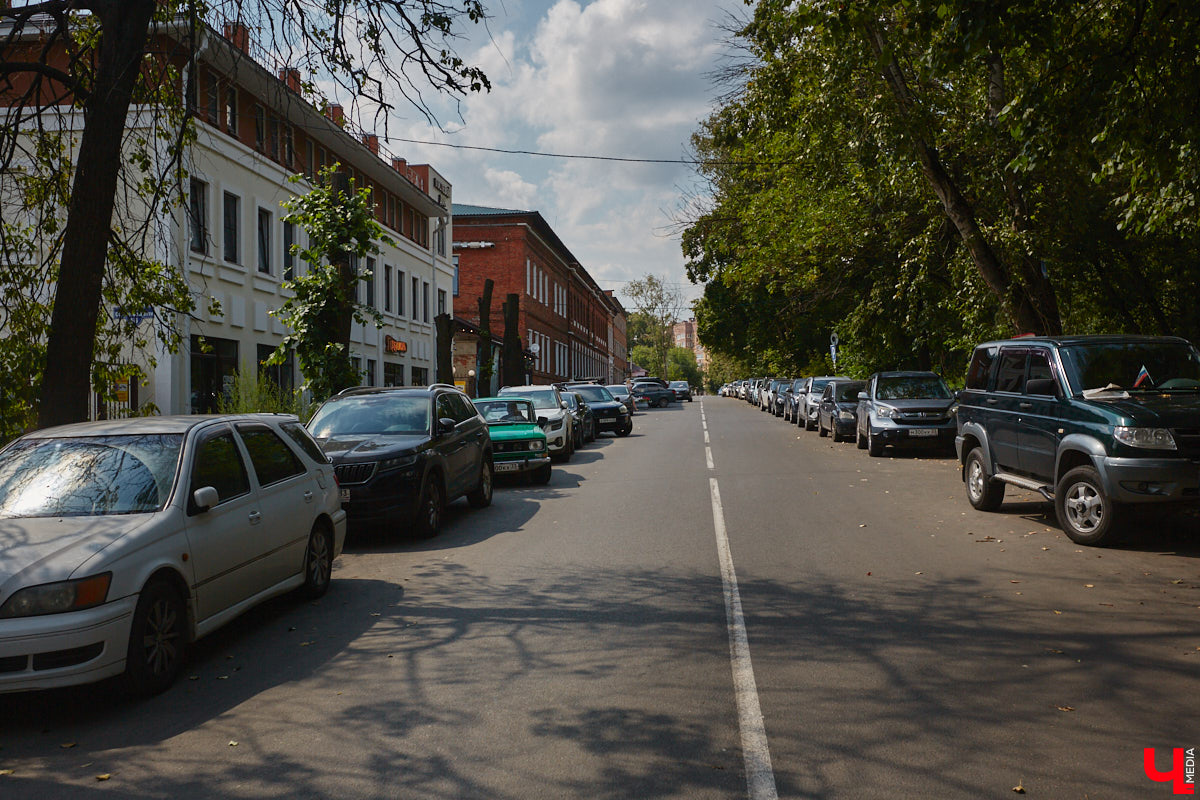 В прошлом во Владимире была группа улиц, в названии которых присутствовало слово «зеленый». Это Большая Зеленая, Малая Зеленая и Зеленая Ильинская улицы. В 1927 году Большая Зеленая стала частью улицы Сакко и Ванцетти, а Малая Зеленая потеряла свою первую часть. В 1935-м Зеленая Ильинская также получила новое название — улица Чехова. «Ключ-Медиа» решил прогуляться по бывшим Зеленым улицам и полюбоваться их достопримечательностями.