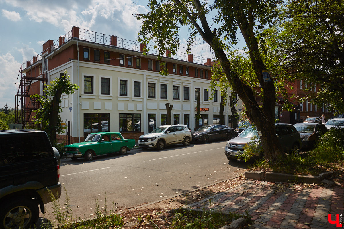 В прошлом во Владимире была группа улиц, в названии которых присутствовало слово «зеленый». Это Большая Зеленая, Малая Зеленая и Зеленая Ильинская улицы. В 1927 году Большая Зеленая стала частью улицы Сакко и Ванцетти, а Малая Зеленая потеряла свою первую часть. В 1935-м Зеленая Ильинская также получила новое название — улица Чехова. «Ключ-Медиа» решил прогуляться по бывшим Зеленым улицам и полюбоваться их достопримечательностями.