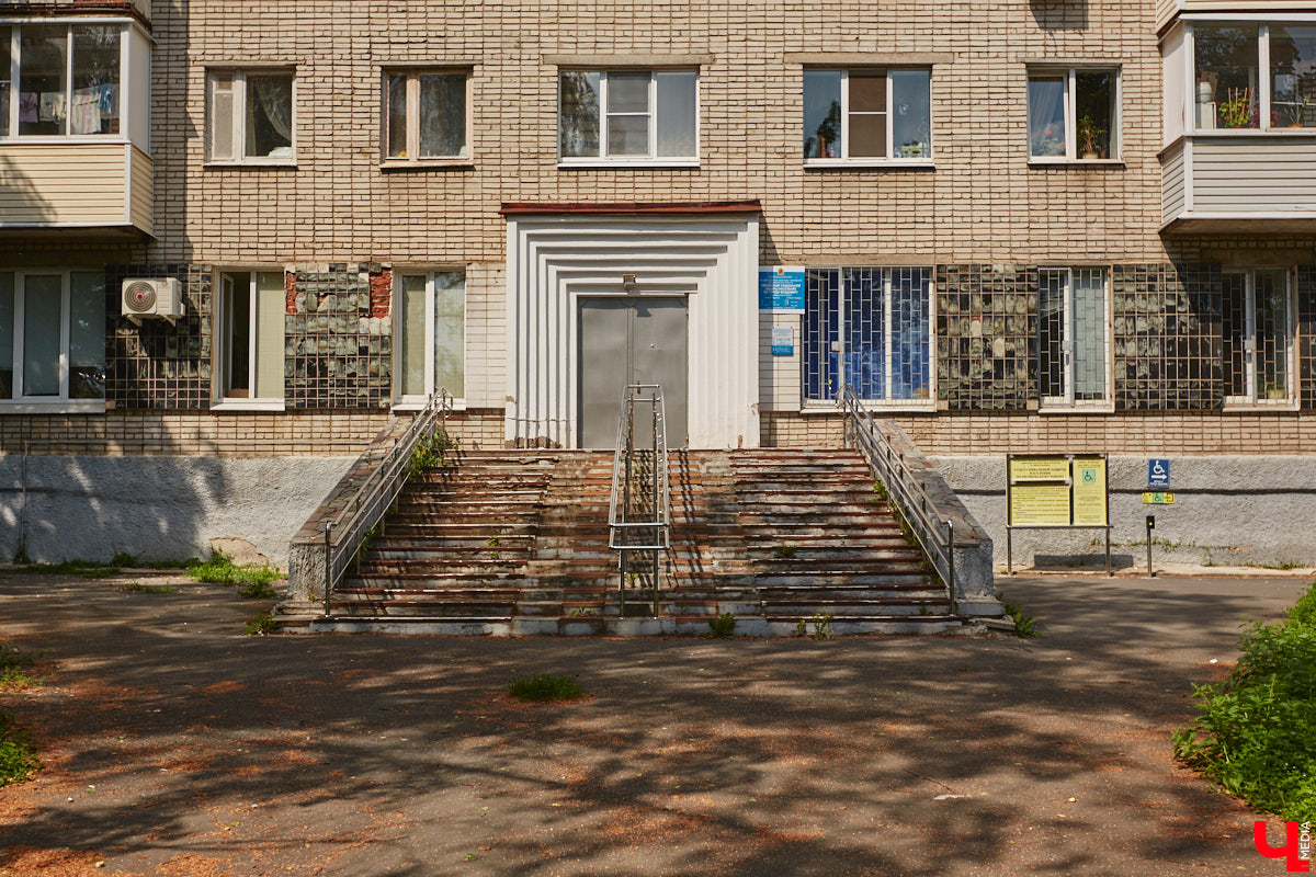 В прошлом во Владимире была группа улиц, в названии которых присутствовало слово «зеленый». Это Большая Зеленая, Малая Зеленая и Зеленая Ильинская улицы. В 1927 году Большая Зеленая стала частью улицы Сакко и Ванцетти, а Малая Зеленая потеряла свою первую часть. В 1935-м Зеленая Ильинская также получила новое название — улица Чехова. «Ключ-Медиа» решил прогуляться по бывшим Зеленым улицам и полюбоваться их достопримечательностями.