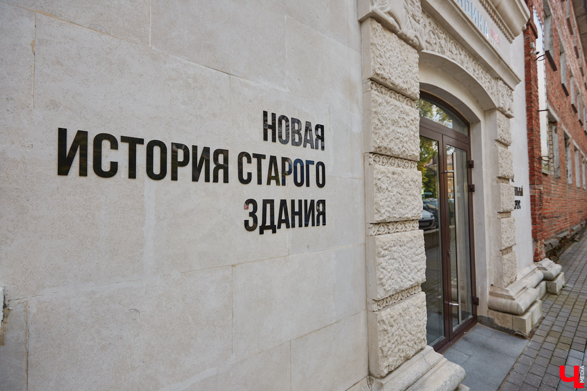 В прошлом во Владимире была группа улиц, в названии которых присутствовало слово «зеленый». Это Большая Зеленая, Малая Зеленая и Зеленая Ильинская улицы. В 1927 году Большая Зеленая стала частью улицы Сакко и Ванцетти, а Малая Зеленая потеряла свою первую часть. В 1935-м Зеленая Ильинская также получила новое название — улица Чехова. «Ключ-Медиа» решил прогуляться по бывшим Зеленым улицам и полюбоваться их достопримечательностями.