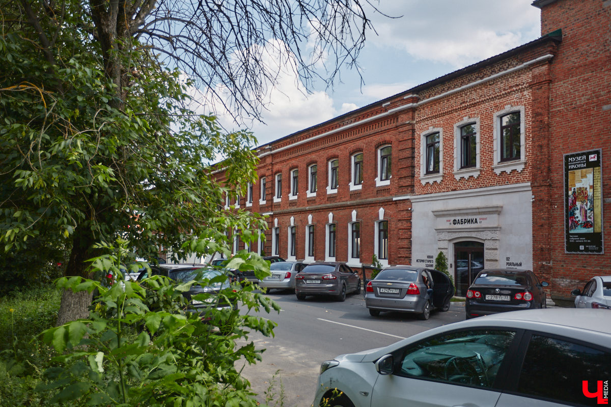 В прошлом во Владимире была группа улиц, в названии которых присутствовало слово «зеленый». Это Большая Зеленая, Малая Зеленая и Зеленая Ильинская улицы. В 1927 году Большая Зеленая стала частью улицы Сакко и Ванцетти, а Малая Зеленая потеряла свою первую часть. В 1935-м Зеленая Ильинская также получила новое название — улица Чехова. «Ключ-Медиа» решил прогуляться по бывшим Зеленым улицам и полюбоваться их достопримечательностями.