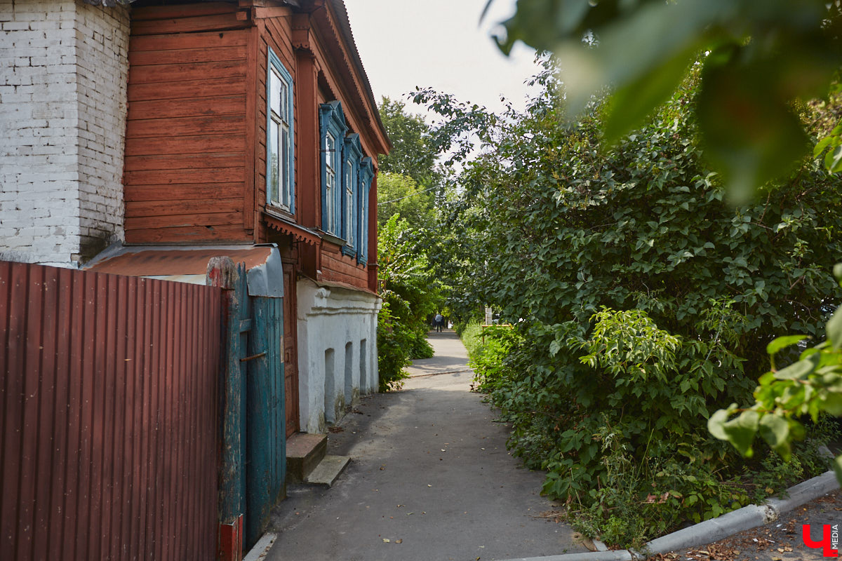 В прошлом во Владимире была группа улиц, в названии которых присутствовало слово «зеленый». Это Большая Зеленая, Малая Зеленая и Зеленая Ильинская улицы. В 1927 году Большая Зеленая стала частью улицы Сакко и Ванцетти, а Малая Зеленая потеряла свою первую часть. В 1935-м Зеленая Ильинская также получила новое название — улица Чехова. «Ключ-Медиа» решил прогуляться по бывшим Зеленым улицам и полюбоваться их достопримечательностями.