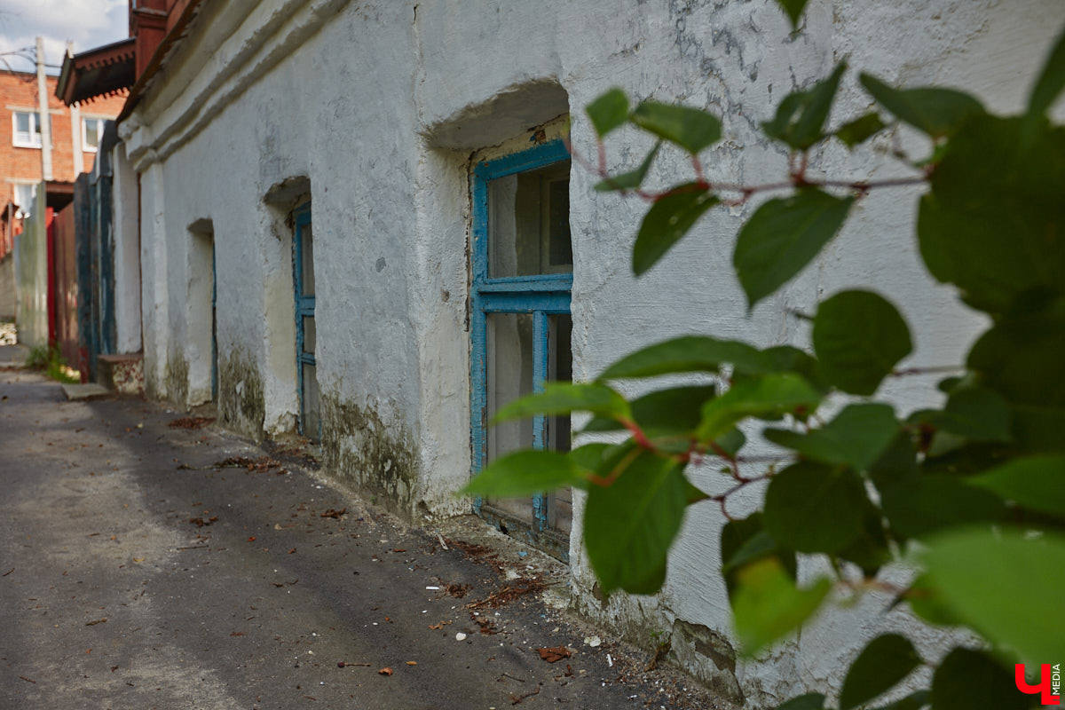 В прошлом во Владимире была группа улиц, в названии которых присутствовало слово «зеленый». Это Большая Зеленая, Малая Зеленая и Зеленая Ильинская улицы. В 1927 году Большая Зеленая стала частью улицы Сакко и Ванцетти, а Малая Зеленая потеряла свою первую часть. В 1935-м Зеленая Ильинская также получила новое название — улица Чехова. «Ключ-Медиа» решил прогуляться по бывшим Зеленым улицам и полюбоваться их достопримечательностями.