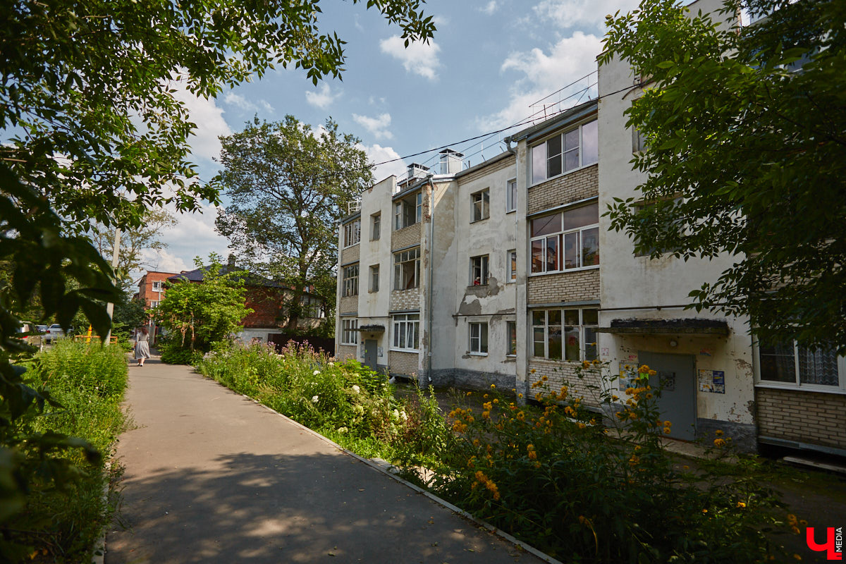 В прошлом во Владимире была группа улиц, в названии которых присутствовало слово «зеленый». Это Большая Зеленая, Малая Зеленая и Зеленая Ильинская улицы. В 1927 году Большая Зеленая стала частью улицы Сакко и Ванцетти, а Малая Зеленая потеряла свою первую часть. В 1935-м Зеленая Ильинская также получила новое название — улица Чехова. «Ключ-Медиа» решил прогуляться по бывшим Зеленым улицам и полюбоваться их достопримечательностями.