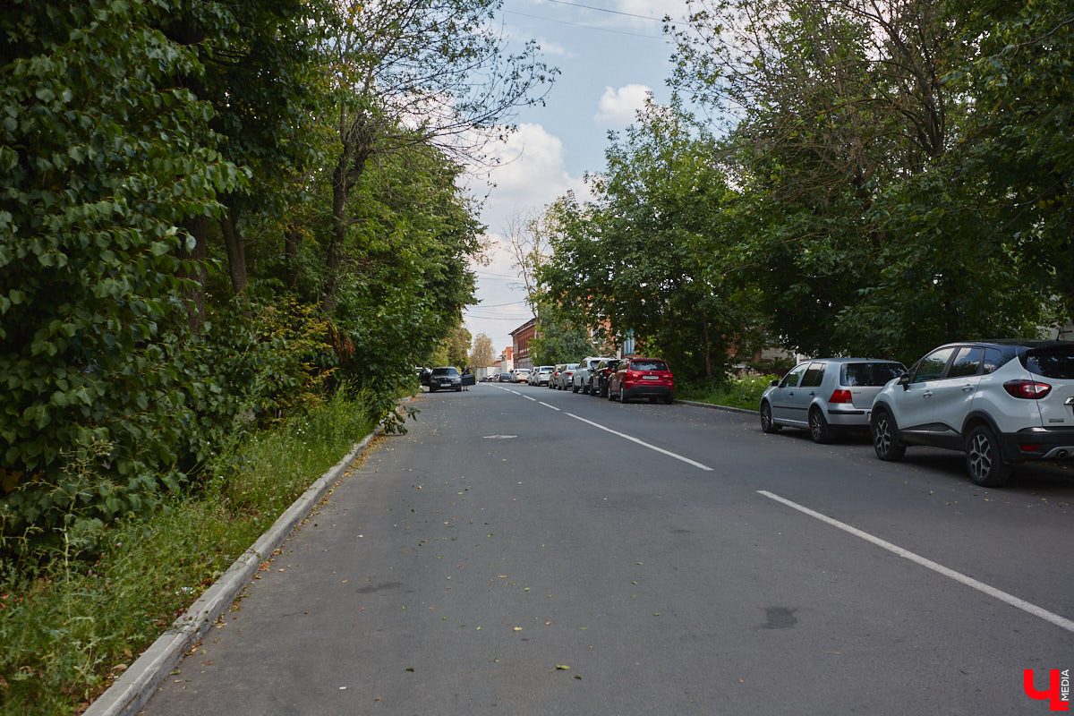 В прошлом во Владимире была группа улиц, в названии которых присутствовало слово «зеленый». Это Большая Зеленая, Малая Зеленая и Зеленая Ильинская улицы. В 1927 году Большая Зеленая стала частью улицы Сакко и Ванцетти, а Малая Зеленая потеряла свою первую часть. В 1935-м Зеленая Ильинская также получила новое название — улица Чехова. «Ключ-Медиа» решил прогуляться по бывшим Зеленым улицам и полюбоваться их достопримечательностями.