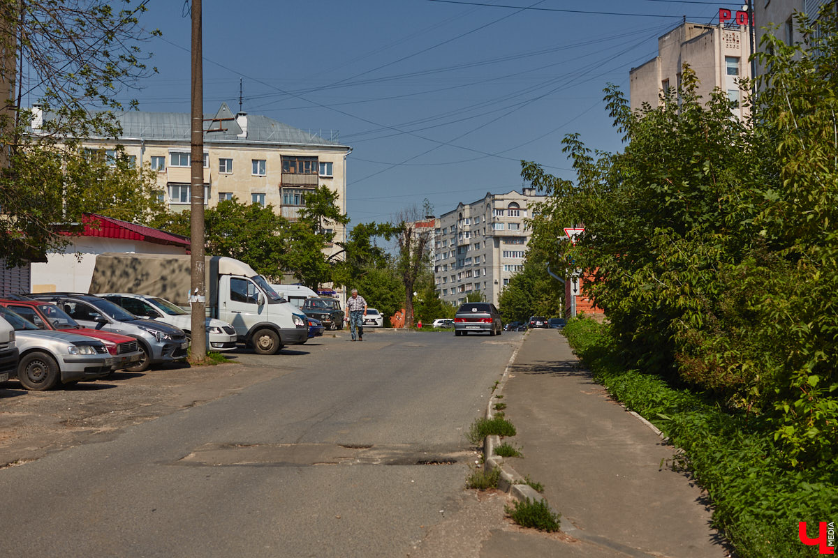 В прошлом во Владимире была группа улиц, в названии которых присутствовало слово «зеленый». Это Большая Зеленая, Малая Зеленая и Зеленая Ильинская улицы. В 1927 году Большая Зеленая стала частью улицы Сакко и Ванцетти, а Малая Зеленая потеряла свою первую часть. В 1935-м Зеленая Ильинская также получила новое название — улица Чехова. «Ключ-Медиа» решил прогуляться по бывшим Зеленым улицам и полюбоваться их достопримечательностями.