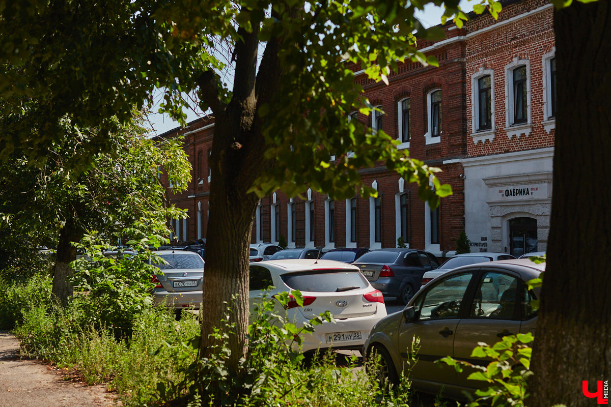 В прошлом во Владимире была группа улиц, в названии которых присутствовало слово «зеленый». Это Большая Зеленая, Малая Зеленая и Зеленая Ильинская улицы. В 1927 году Большая Зеленая стала частью улицы Сакко и Ванцетти, а Малая Зеленая потеряла свою первую часть. В 1935-м Зеленая Ильинская также получила новое название — улица Чехова. «Ключ-Медиа» решил прогуляться по бывшим Зеленым улицам и полюбоваться их достопримечательностями.