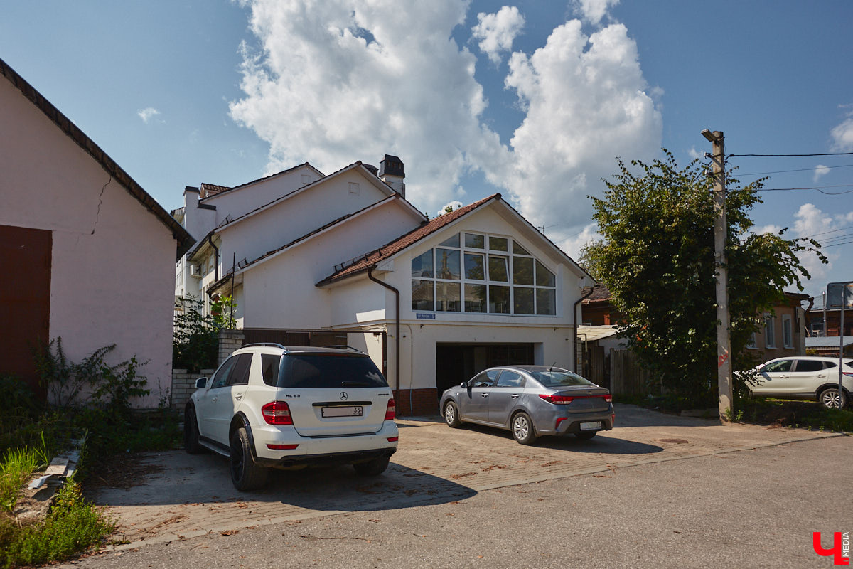 В прошлом во Владимире была группа улиц, в названии которых присутствовало слово «зеленый». Это Большая Зеленая, Малая Зеленая и Зеленая Ильинская улицы. В 1927 году Большая Зеленая стала частью улицы Сакко и Ванцетти, а Малая Зеленая потеряла свою первую часть. В 1935-м Зеленая Ильинская также получила новое название — улица Чехова. «Ключ-Медиа» решил прогуляться по бывшим Зеленым улицам и полюбоваться их достопримечательностями.