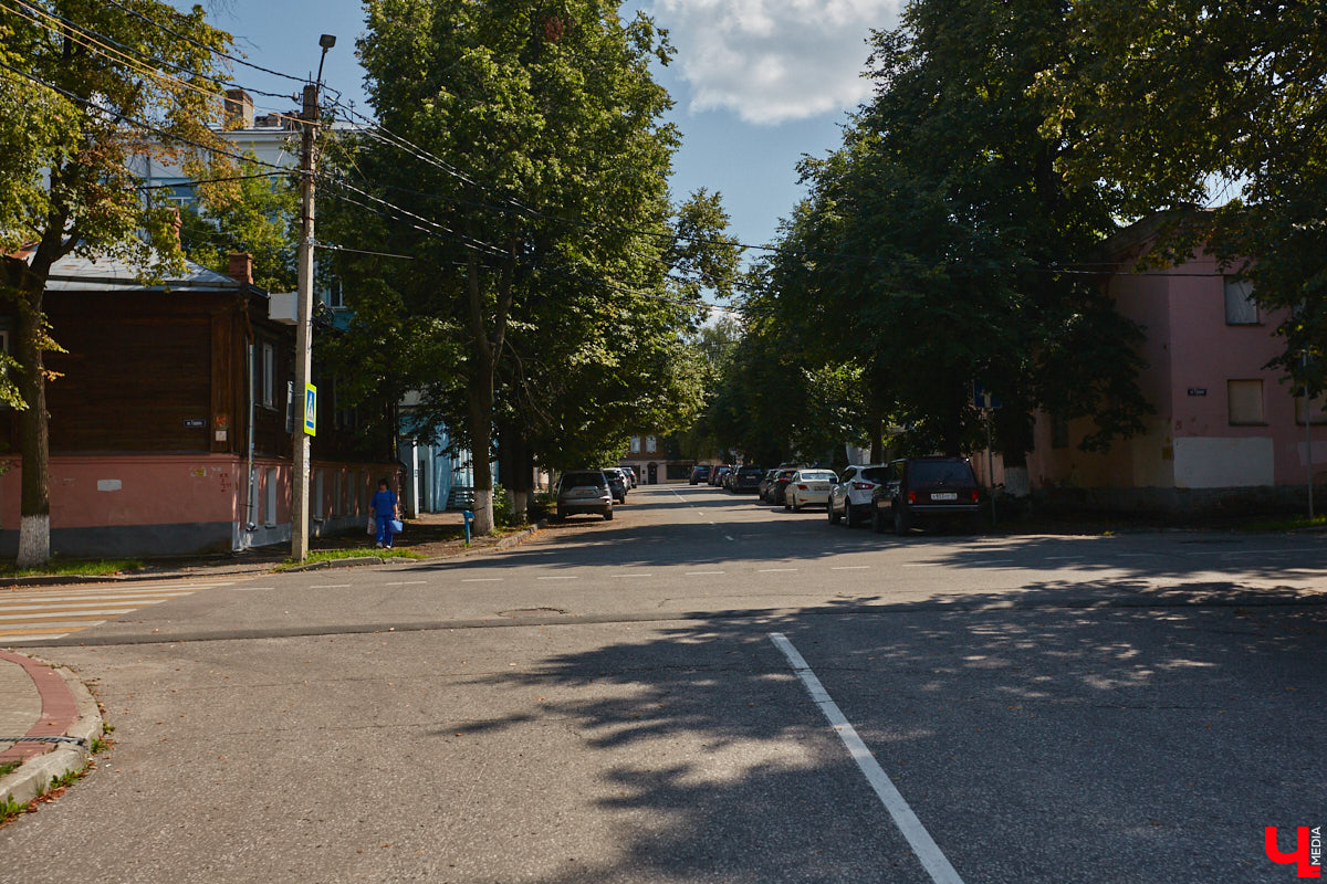 В прошлом во Владимире была группа улиц, в названии которых присутствовало слово «зеленый». Это Большая Зеленая, Малая Зеленая и Зеленая Ильинская улицы. В 1927 году Большая Зеленая стала частью улицы Сакко и Ванцетти, а Малая Зеленая потеряла свою первую часть. В 1935-м Зеленая Ильинская также получила новое название — улица Чехова. «Ключ-Медиа» решил прогуляться по бывшим Зеленым улицам и полюбоваться их достопримечательностями.
