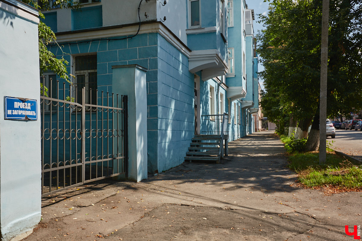 В прошлом во Владимире была группа улиц, в названии которых присутствовало слово «зеленый». Это Большая Зеленая, Малая Зеленая и Зеленая Ильинская улицы. В 1927 году Большая Зеленая стала частью улицы Сакко и Ванцетти, а Малая Зеленая потеряла свою первую часть. В 1935-м Зеленая Ильинская также получила новое название — улица Чехова. «Ключ-Медиа» решил прогуляться по бывшим Зеленым улицам и полюбоваться их достопримечательностями.