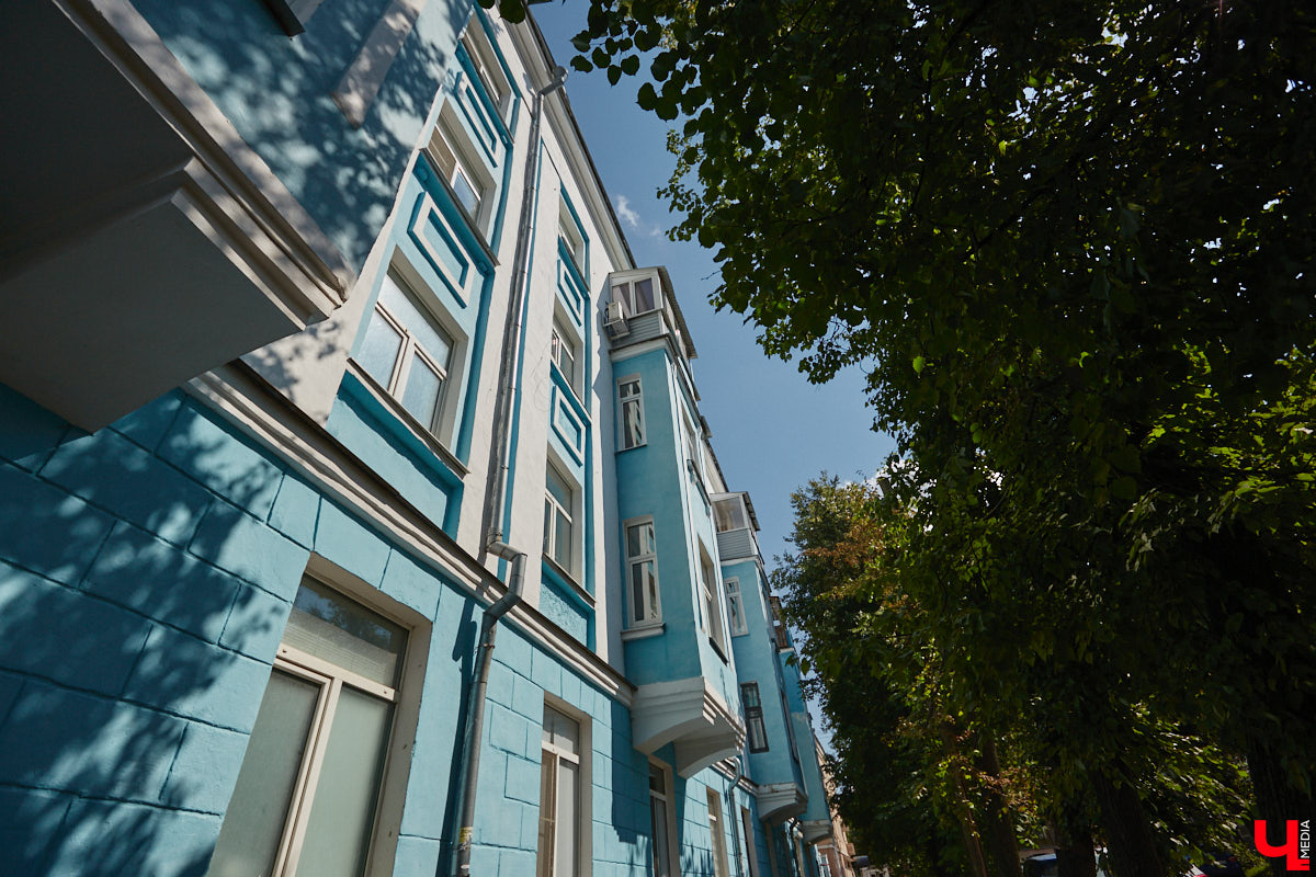 В прошлом во Владимире была группа улиц, в названии которых присутствовало слово «зеленый». Это Большая Зеленая, Малая Зеленая и Зеленая Ильинская улицы. В 1927 году Большая Зеленая стала частью улицы Сакко и Ванцетти, а Малая Зеленая потеряла свою первую часть. В 1935-м Зеленая Ильинская также получила новое название — улица Чехова. «Ключ-Медиа» решил прогуляться по бывшим Зеленым улицам и полюбоваться их достопримечательностями.