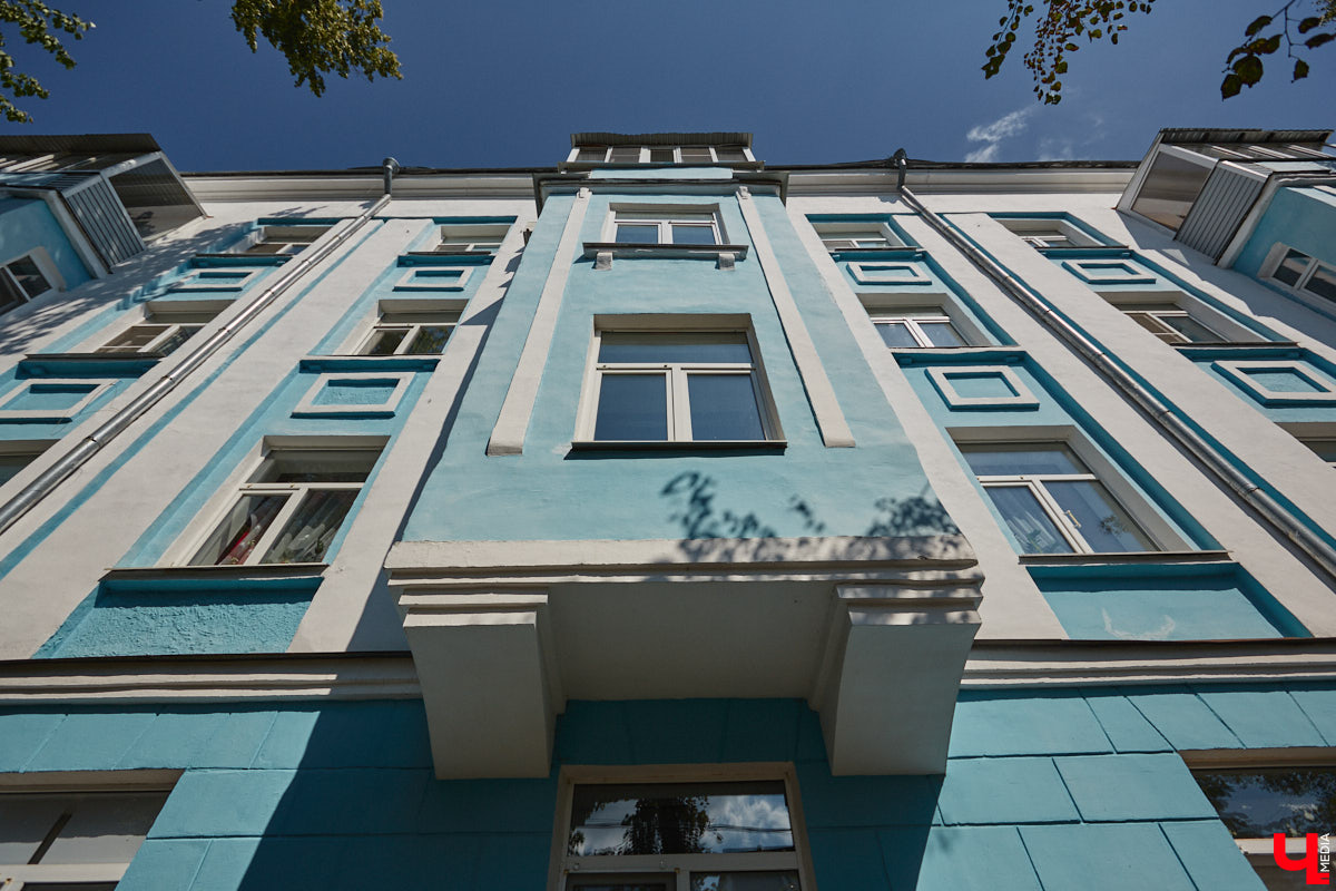 В прошлом во Владимире была группа улиц, в названии которых присутствовало слово «зеленый». Это Большая Зеленая, Малая Зеленая и Зеленая Ильинская улицы. В 1927 году Большая Зеленая стала частью улицы Сакко и Ванцетти, а Малая Зеленая потеряла свою первую часть. В 1935-м Зеленая Ильинская также получила новое название — улица Чехова. «Ключ-Медиа» решил прогуляться по бывшим Зеленым улицам и полюбоваться их достопримечательностями.