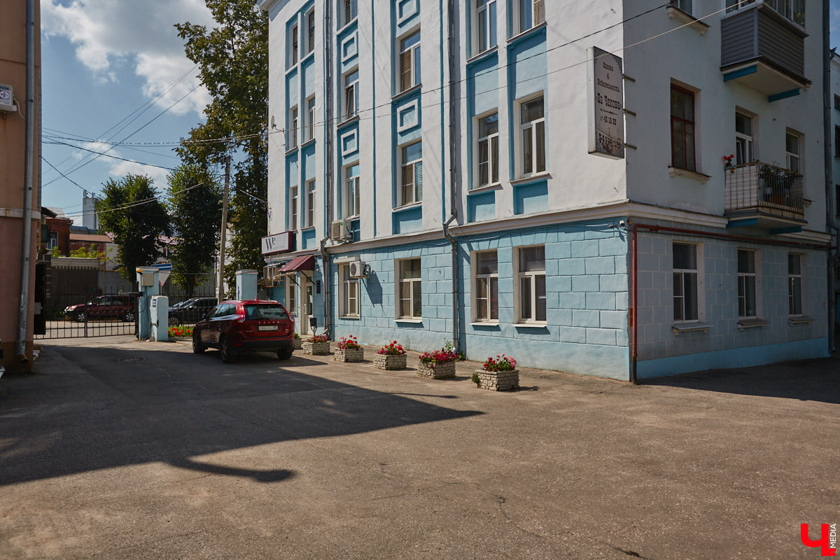 В прошлом во Владимире была группа улиц, в названии которых присутствовало слово «зеленый». Это Большая Зеленая, Малая Зеленая и Зеленая Ильинская улицы. В 1927 году Большая Зеленая стала частью улицы Сакко и Ванцетти, а Малая Зеленая потеряла свою первую часть. В 1935-м Зеленая Ильинская также получила новое название — улица Чехова. «Ключ-Медиа» решил прогуляться по бывшим Зеленым улицам и полюбоваться их достопримечательностями.