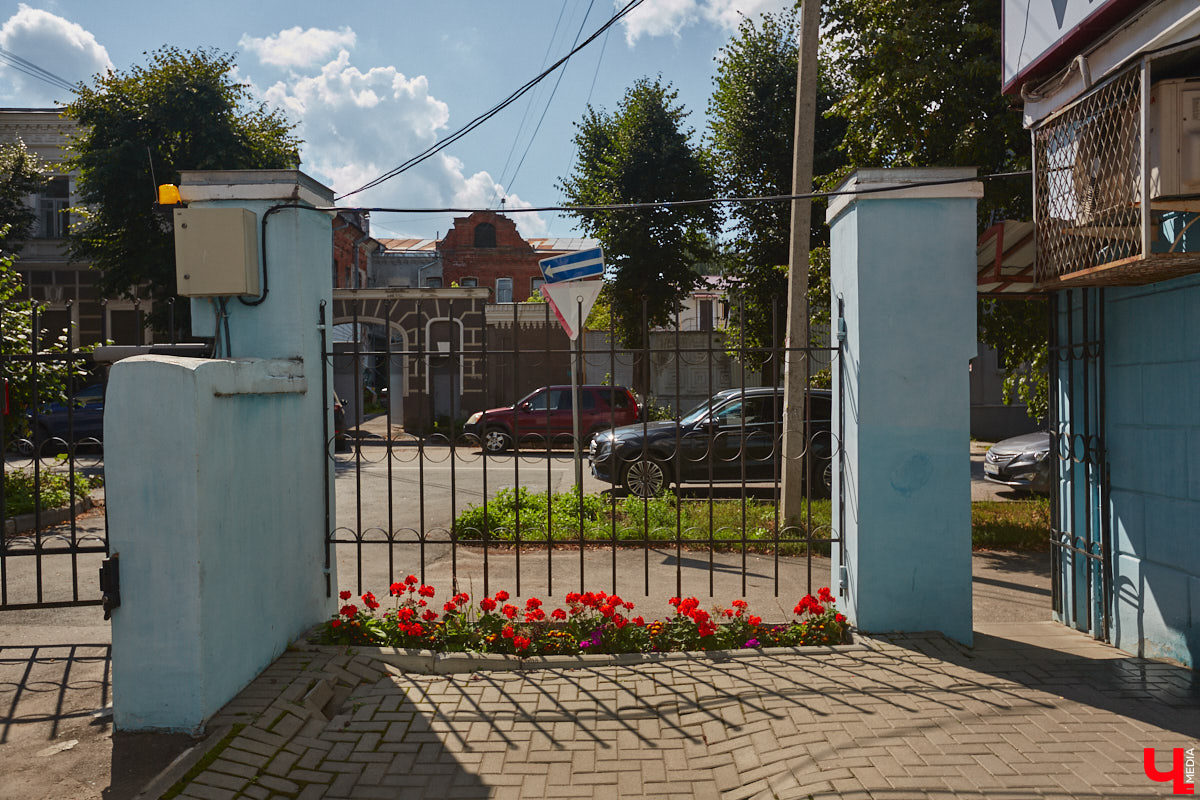 В прошлом во Владимире была группа улиц, в названии которых присутствовало слово «зеленый». Это Большая Зеленая, Малая Зеленая и Зеленая Ильинская улицы. В 1927 году Большая Зеленая стала частью улицы Сакко и Ванцетти, а Малая Зеленая потеряла свою первую часть. В 1935-м Зеленая Ильинская также получила новое название — улица Чехова. «Ключ-Медиа» решил прогуляться по бывшим Зеленым улицам и полюбоваться их достопримечательностями.