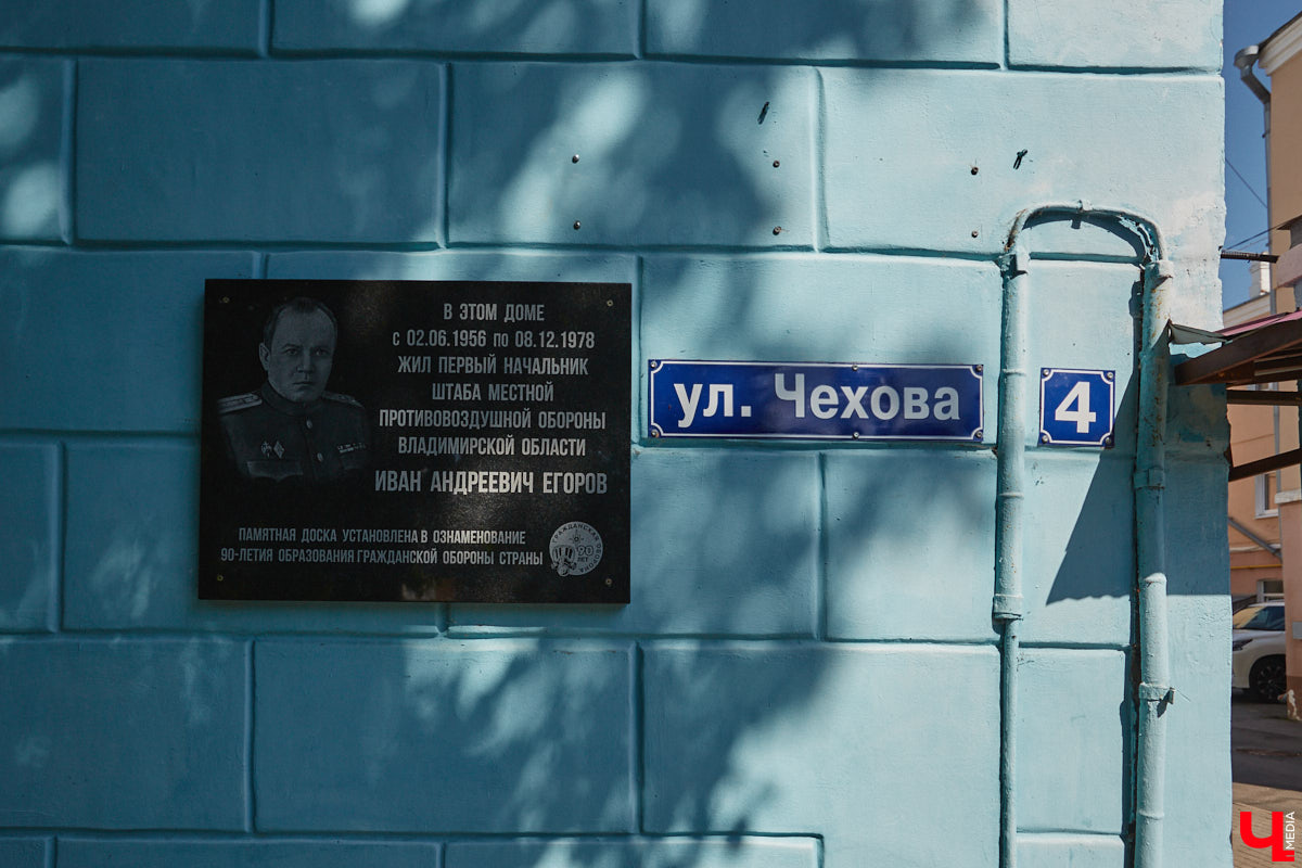 В прошлом во Владимире была группа улиц, в названии которых присутствовало слово «зеленый». Это Большая Зеленая, Малая Зеленая и Зеленая Ильинская улицы. В 1927 году Большая Зеленая стала частью улицы Сакко и Ванцетти, а Малая Зеленая потеряла свою первую часть. В 1935-м Зеленая Ильинская также получила новое название — улица Чехова. «Ключ-Медиа» решил прогуляться по бывшим Зеленым улицам и полюбоваться их достопримечательностями.