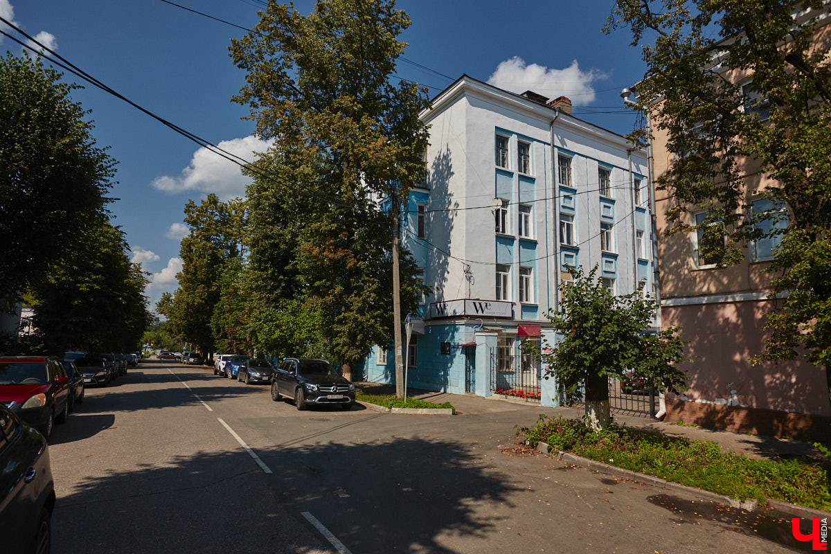 В прошлом во Владимире была группа улиц, в названии которых присутствовало слово «зеленый». Это Большая Зеленая, Малая Зеленая и Зеленая Ильинская улицы. В 1927 году Большая Зеленая стала частью улицы Сакко и Ванцетти, а Малая Зеленая потеряла свою первую часть. В 1935-м Зеленая Ильинская также получила новое название — улица Чехова. «Ключ-Медиа» решил прогуляться по бывшим Зеленым улицам и полюбоваться их достопримечательностями.