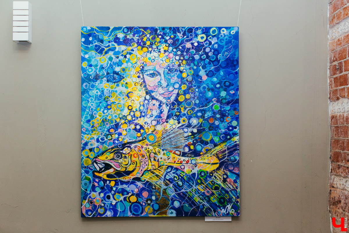 Художница из Владимира Маша Ладилова и известный греческий дизайнер Надя Дука выпустили совместную коллекцию футболок с уникальными принтами. Рассказываем об успешной коллаборации двух творческих личностей из разных стран.