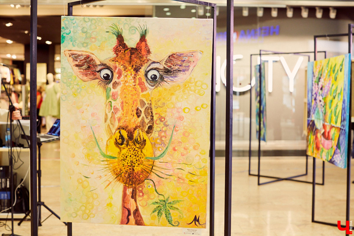 Художница из Владимира Маша Ладилова и известный греческий дизайнер Надя Дука выпустили совместную коллекцию футболок с уникальными принтами. Рассказываем об успешной коллаборации двух творческих личностей из разных стран.