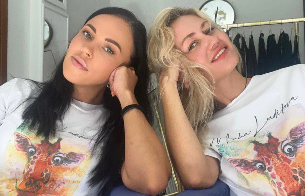 Художница из Владимира Маша Ладилова и известный греческий дизайнер Надя Дука выпустили совместную коллекцию футболок с уникальными принтами. Рассказываем об успешной коллаборации двух творческих личностей из разных стран.