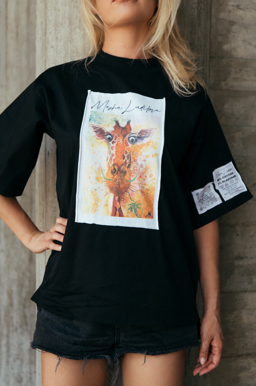 Художница из Владимира Маша Ладилова и известный греческий дизайнер Надя Дука выпустили совместную коллекцию футболок с уникальными принтами. Рассказываем об успешной коллаборации двух творческих личностей из разных стран.