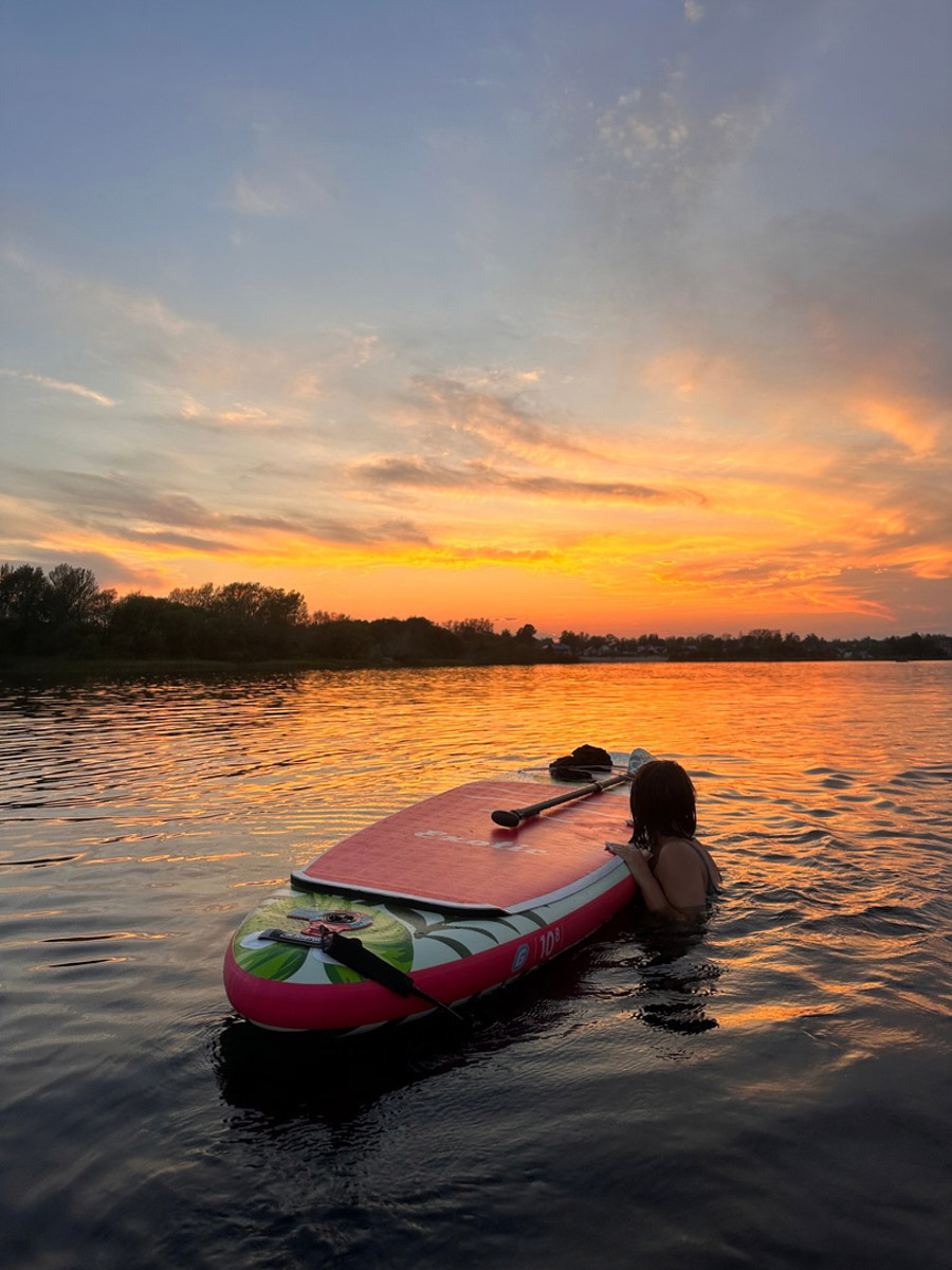 Сапбординг — один из главных трендов лета, который уверенно подхватил 33-й регион. Особой популярностью пользуется Суздаль, хотя для заплывов есть много других живописных мест. Например, озеро в Гусь-Хрустальном с его белыми лилиями и потрясающими закатами. До него точно стоит прокатиться, тем более что недавно там запустили новый sup-проект с интересными фишками.