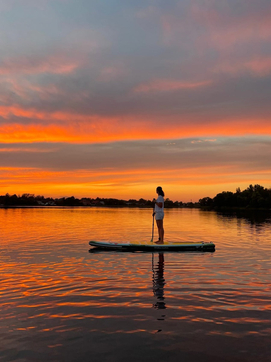 Сапбординг — один из главных трендов лета, который уверенно подхватил 33-й регион. Особой популярностью пользуется Суздаль, хотя для заплывов есть много других живописных мест. Например, озеро в Гусь-Хрустальном с его белыми лилиями и потрясающими закатами. До него точно стоит прокатиться, тем более что недавно там запустили новый sup-проект с интересными фишками.