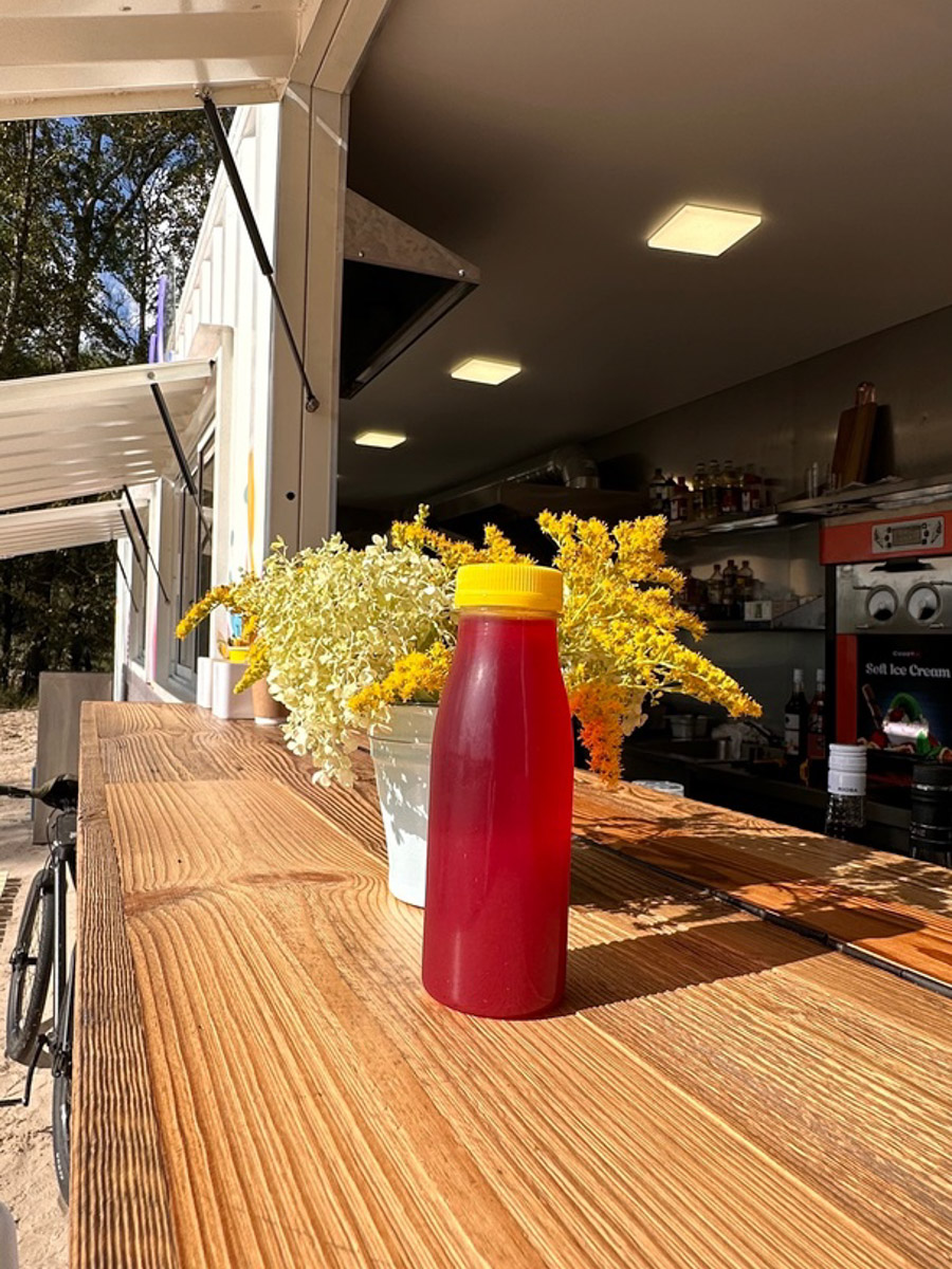 Сапбординг — один из главных трендов лета, который уверенно подхватил 33-й регион. Особой популярностью пользуется Суздаль, хотя для заплывов есть много других живописных мест. Например, озеро в Гусь-Хрустальном с его белыми лилиями и потрясающими закатами. До него точно стоит прокатиться, тем более что недавно там запустили новый sup-проект с интересными фишками.