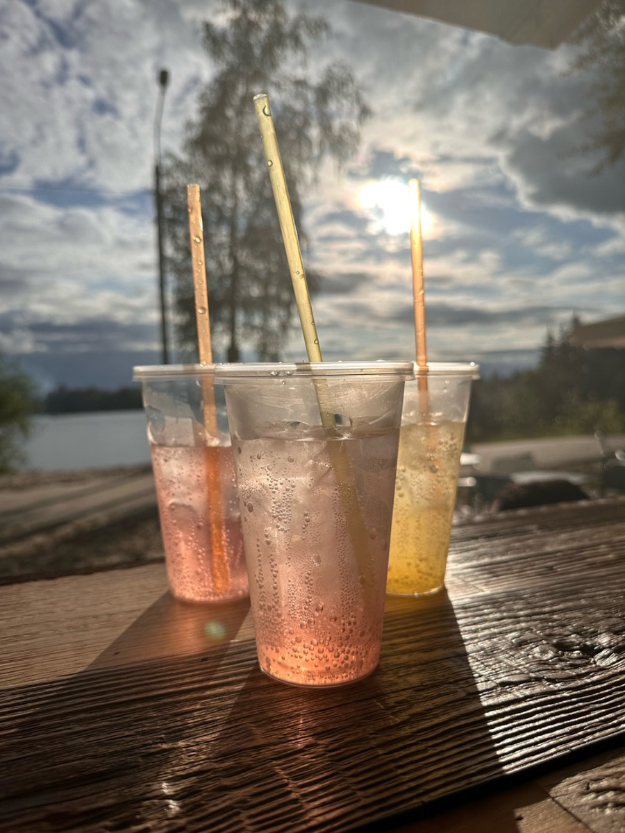 Сапбординг — один из главных трендов лета, который уверенно подхватил 33-й регион. Особой популярностью пользуется Суздаль, хотя для заплывов есть много других живописных мест. Например, озеро в Гусь-Хрустальном с его белыми лилиями и потрясающими закатами. До него точно стоит прокатиться, тем более что недавно там запустили новый sup-проект с интересными фишками.