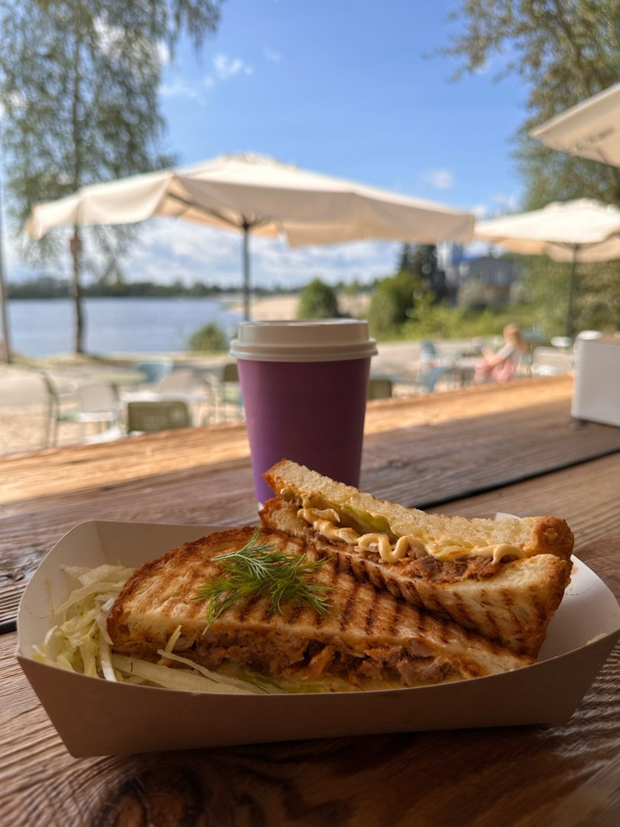 Сапбординг — один из главных трендов лета, который уверенно подхватил 33-й регион. Особой популярностью пользуется Суздаль, хотя для заплывов есть много других живописных мест. Например, озеро в Гусь-Хрустальном с его белыми лилиями и потрясающими закатами. До него точно стоит прокатиться, тем более что недавно там запустили новый sup-проект с интересными фишками.