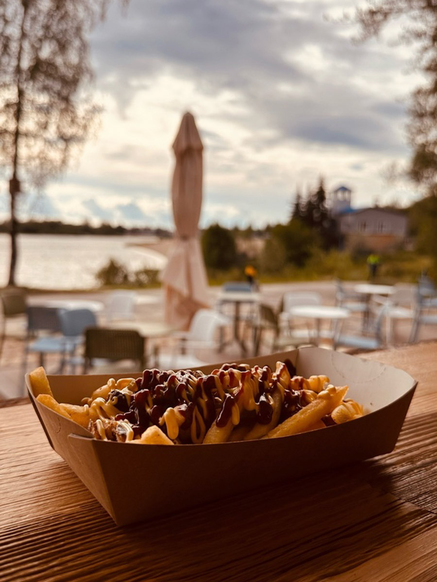 Сапбординг — один из главных трендов лета, который уверенно подхватил 33-й регион. Особой популярностью пользуется Суздаль, хотя для заплывов есть много других живописных мест. Например, озеро в Гусь-Хрустальном с его белыми лилиями и потрясающими закатами. До него точно стоит прокатиться, тем более что недавно там запустили новый sup-проект с интересными фишками.