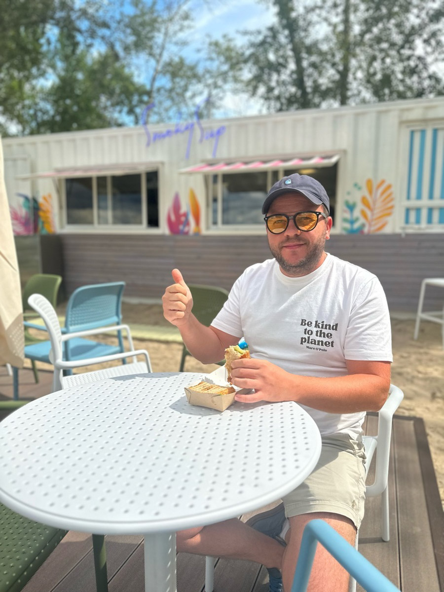 Сапбординг — один из главных трендов лета, который уверенно подхватил 33-й регион. Особой популярностью пользуется Суздаль, хотя для заплывов есть много других живописных мест. Например, озеро в Гусь-Хрустальном с его белыми лилиями и потрясающими закатами. До него точно стоит прокатиться, тем более что недавно там запустили новый sup-проект с интересными фишками.