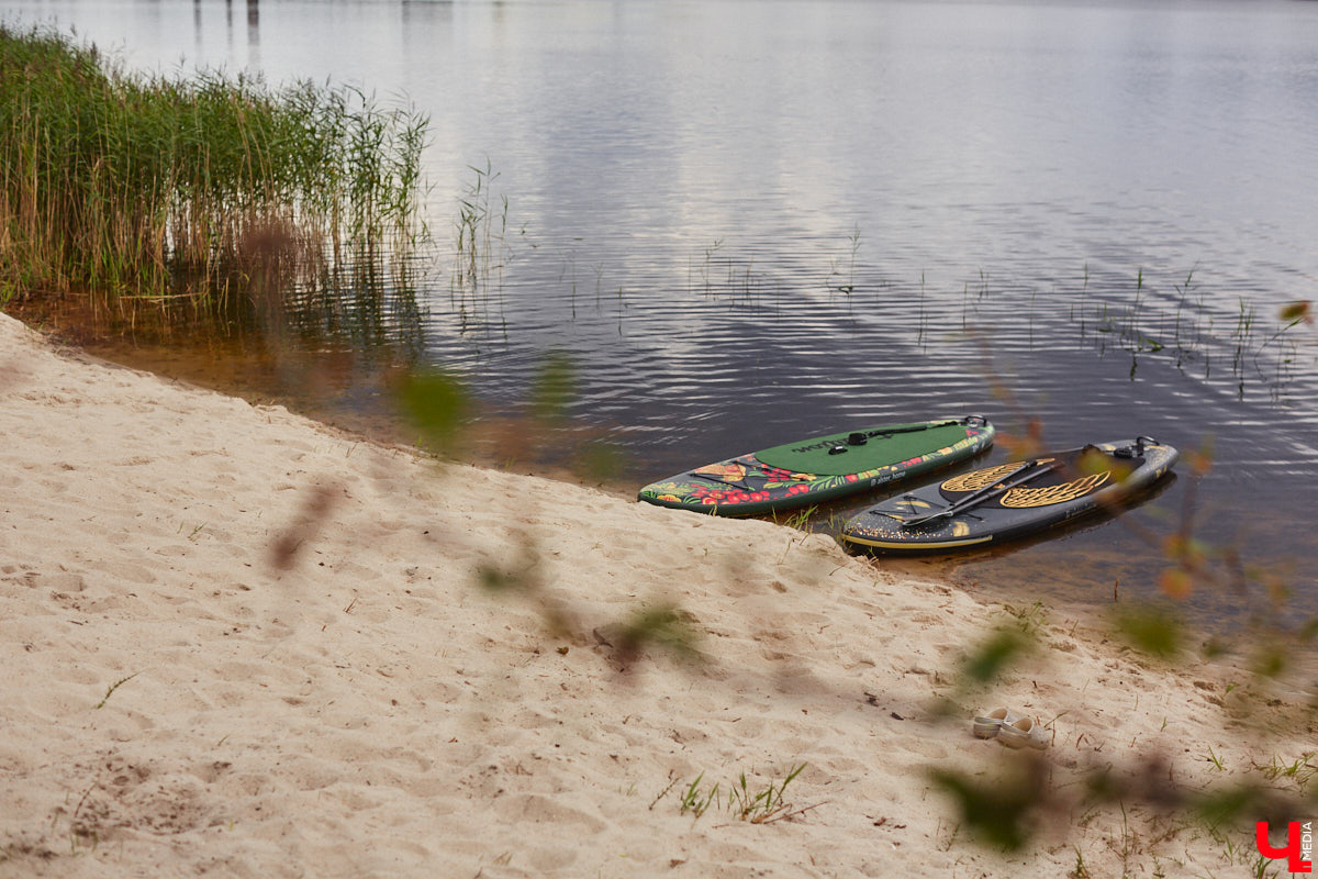 Сапбординг — один из главных трендов лета, который уверенно подхватил 33-й регион. Особой популярностью пользуется Суздаль, хотя для заплывов есть много других живописных мест. Например, озеро в Гусь-Хрустальном с его белыми лилиями и потрясающими закатами. До него точно стоит прокатиться, тем более что недавно там запустили новый sup-проект с интересными фишками.