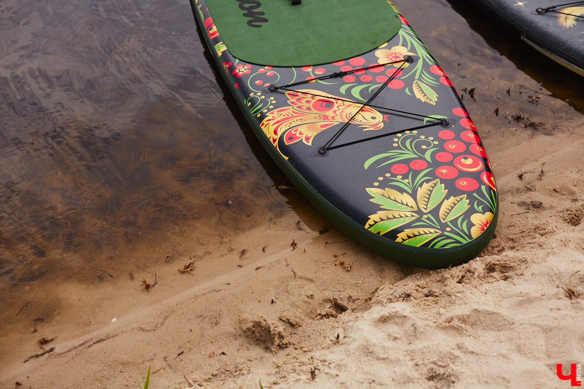 Сапбординг — один из главных трендов лета, который уверенно подхватил 33-й регион. Особой популярностью пользуется Суздаль, хотя для заплывов есть много других живописных мест. Например, озеро в Гусь-Хрустальном с его белыми лилиями и потрясающими закатами. До него точно стоит прокатиться, тем более что недавно там запустили новый sup-проект с интересными фишками.