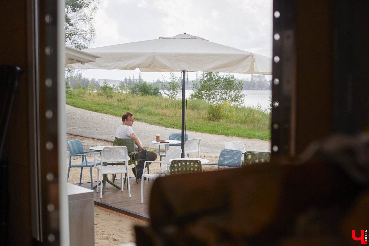 Сапбординг — один из главных трендов лета, который уверенно подхватил 33-й регион. Особой популярностью пользуется Суздаль, хотя для заплывов есть много других живописных мест. Например, озеро в Гусь-Хрустальном с его белыми лилиями и потрясающими закатами. До него точно стоит прокатиться, тем более что недавно там запустили новый sup-проект с интересными фишками.