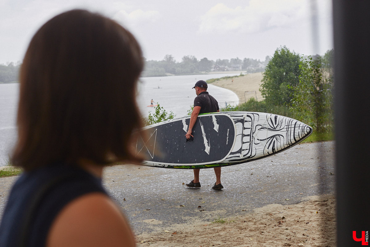 Сапбординг — один из главных трендов лета, который уверенно подхватил 33-й регион. Особой популярностью пользуется Суздаль, хотя для заплывов есть много других живописных мест. Например, озеро в Гусь-Хрустальном с его белыми лилиями и потрясающими закатами. До него точно стоит прокатиться, тем более что недавно там запустили новый sup-проект с интересными фишками.