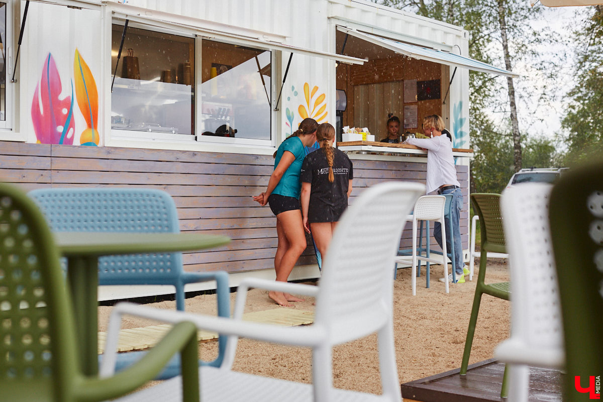 Сапбординг — один из главных трендов лета, который уверенно подхватил 33-й регион. Особой популярностью пользуется Суздаль, хотя для заплывов есть много других живописных мест. Например, озеро в Гусь-Хрустальном с его белыми лилиями и потрясающими закатами. До него точно стоит прокатиться, тем более что недавно там запустили новый sup-проект с интересными фишками.