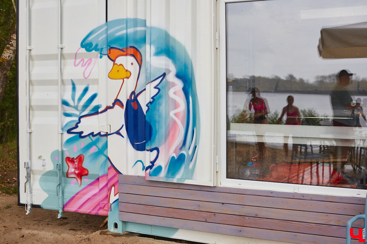 Сапбординг — один из главных трендов лета, который уверенно подхватил 33-й регион. Особой популярностью пользуется Суздаль, хотя для заплывов есть много других живописных мест. Например, озеро в Гусь-Хрустальном с его белыми лилиями и потрясающими закатами. До него точно стоит прокатиться, тем более что недавно там запустили новый sup-проект с интересными фишками.