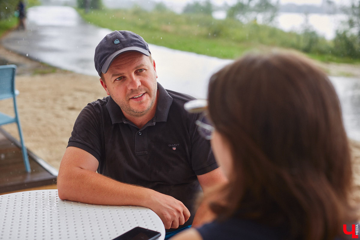 Сапбординг — один из главных трендов лета, который уверенно подхватил 33-й регион. Особой популярностью пользуется Суздаль, хотя для заплывов есть много других живописных мест. Например, озеро в Гусь-Хрустальном с его белыми лилиями и потрясающими закатами. До него точно стоит прокатиться, тем более что недавно там запустили новый sup-проект с интересными фишками.