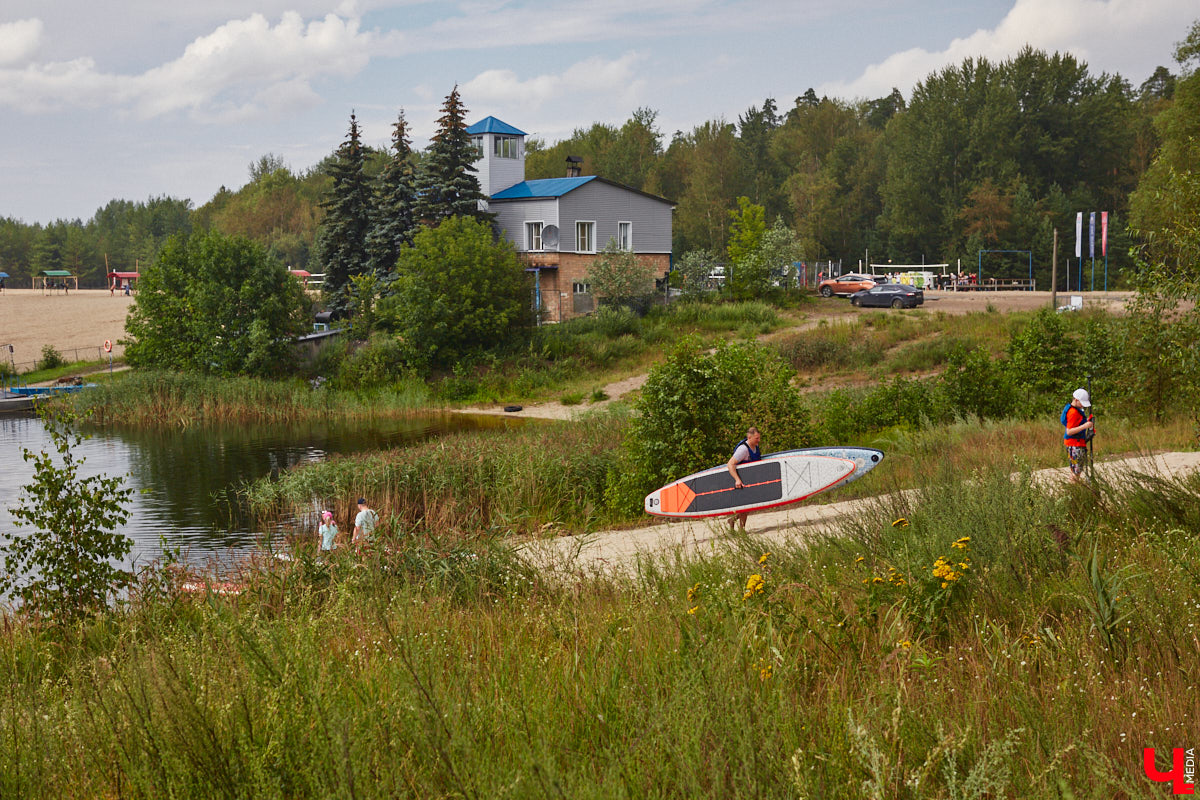 Сапбординг — один из главных трендов лета, который уверенно подхватил 33-й регион. Особой популярностью пользуется Суздаль, хотя для заплывов есть много других живописных мест. Например, озеро в Гусь-Хрустальном с его белыми лилиями и потрясающими закатами. До него точно стоит прокатиться, тем более что недавно там запустили новый sup-проект с интересными фишками.