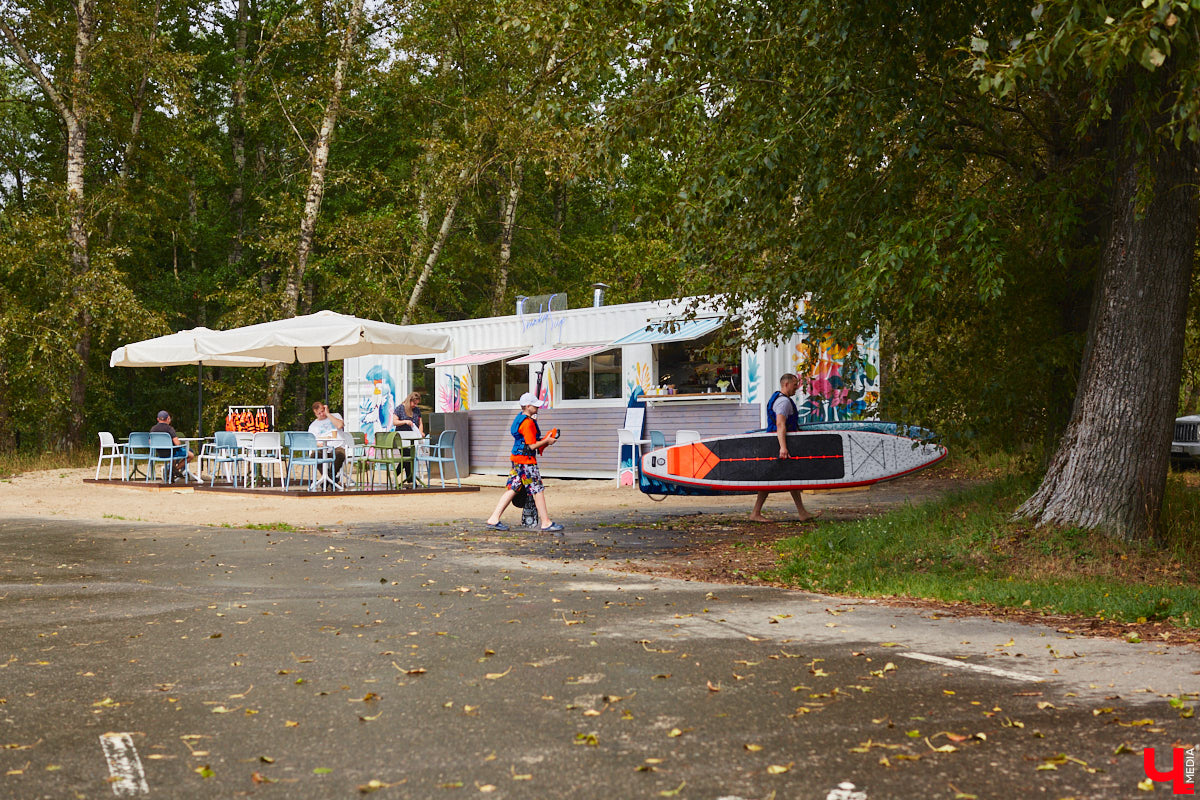 Сапбординг — один из главных трендов лета, который уверенно подхватил 33-й регион. Особой популярностью пользуется Суздаль, хотя для заплывов есть много других живописных мест. Например, озеро в Гусь-Хрустальном с его белыми лилиями и потрясающими закатами. До него точно стоит прокатиться, тем более что недавно там запустили новый sup-проект с интересными фишками.