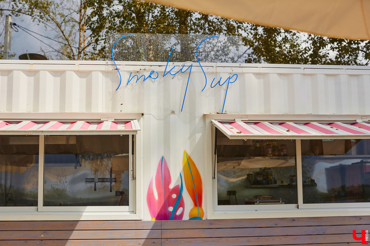 Сапбординг — один из главных трендов лета, который уверенно подхватил 33-й регион. Особой популярностью пользуется Суздаль, хотя для заплывов есть много других живописных мест. Например, озеро в Гусь-Хрустальном с его белыми лилиями и потрясающими закатами. До него точно стоит прокатиться, тем более что недавно там запустили новый sup-проект с интересными фишками.