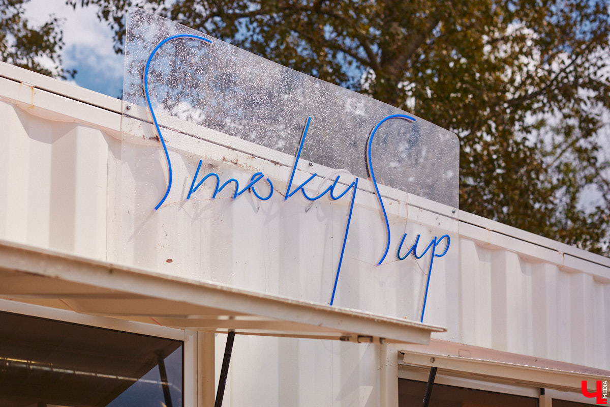 Сапбординг — один из главных трендов лета, который уверенно подхватил 33-й регион. Особой популярностью пользуется Суздаль, хотя для заплывов есть много других живописных мест. Например, озеро в Гусь-Хрустальном с его белыми лилиями и потрясающими закатами. До него точно стоит прокатиться, тем более что недавно там запустили новый sup-проект с интересными фишками.