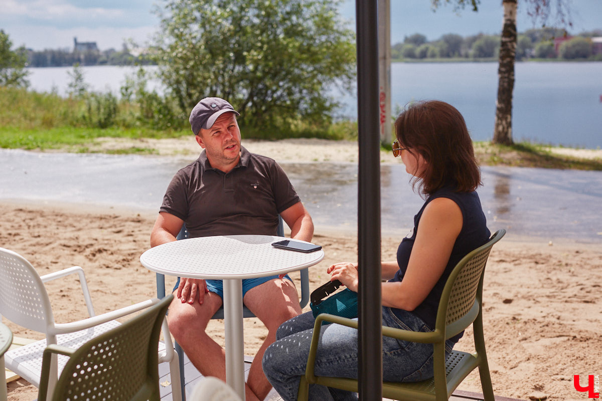 Сапбординг — один из главных трендов лета, который уверенно подхватил 33-й регион. Особой популярностью пользуется Суздаль, хотя для заплывов есть много других живописных мест. Например, озеро в Гусь-Хрустальном с его белыми лилиями и потрясающими закатами. До него точно стоит прокатиться, тем более что недавно там запустили новый sup-проект с интересными фишками.