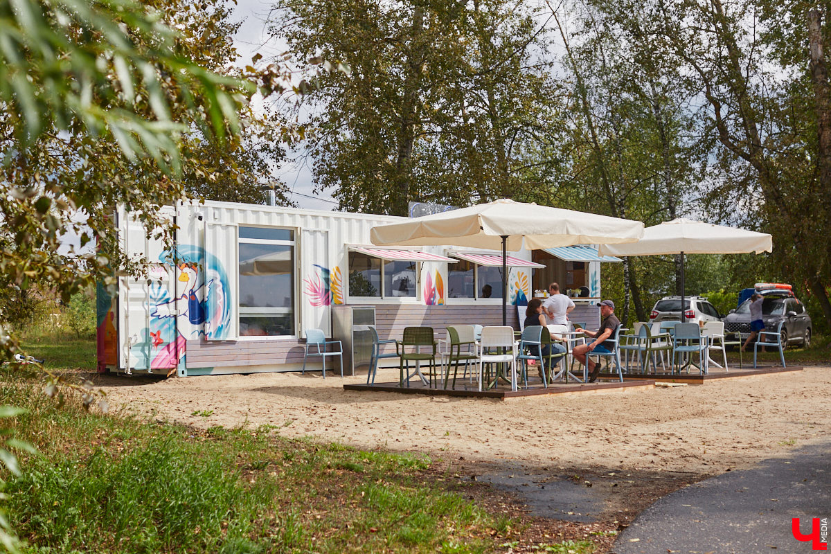 Сапбординг — один из главных трендов лета, который уверенно подхватил 33-й регион. Особой популярностью пользуется Суздаль, хотя для заплывов есть много других живописных мест. Например, озеро в Гусь-Хрустальном с его белыми лилиями и потрясающими закатами. До него точно стоит прокатиться, тем более что недавно там запустили новый sup-проект с интересными фишками.