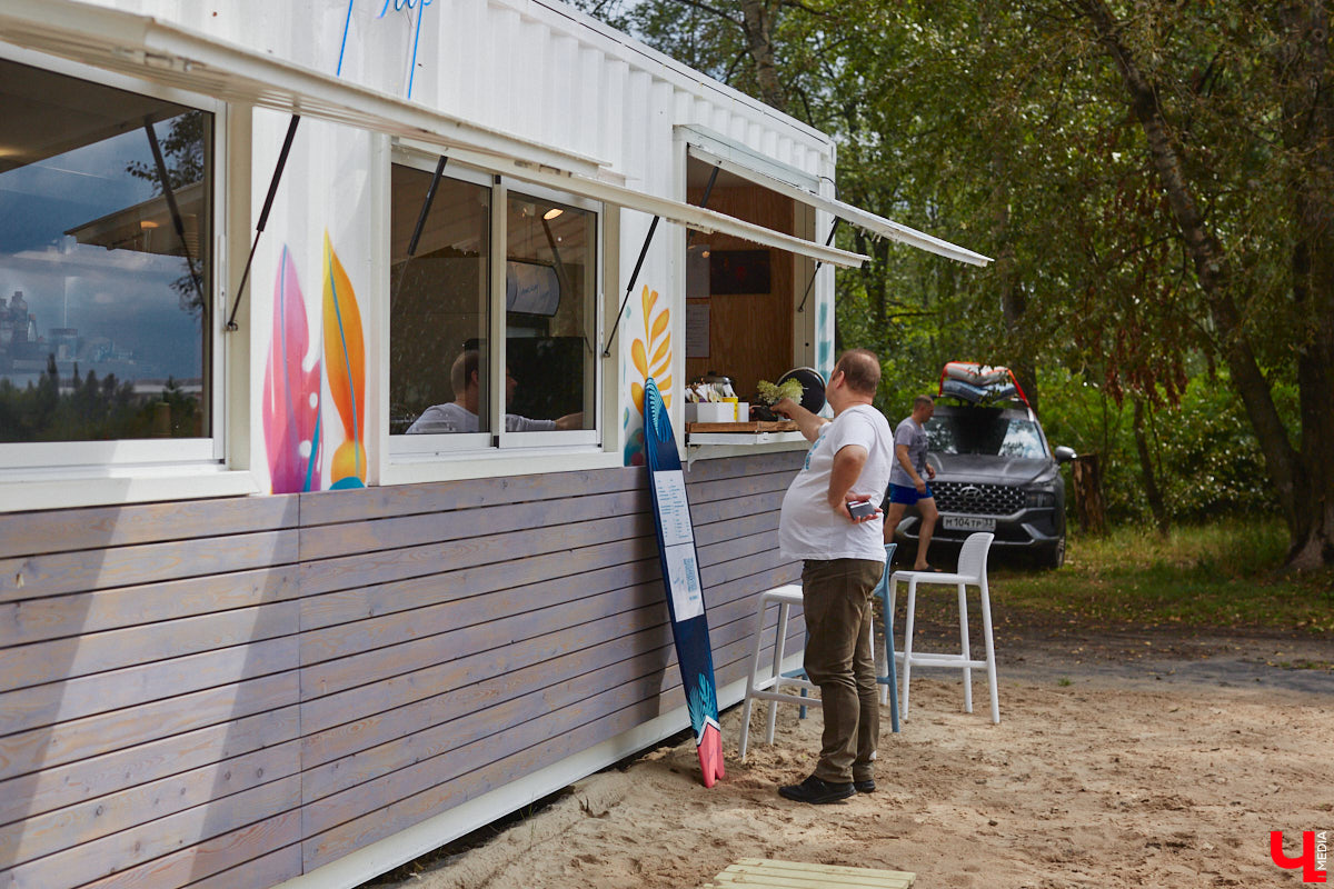 Сапбординг — один из главных трендов лета, который уверенно подхватил 33-й регион. Особой популярностью пользуется Суздаль, хотя для заплывов есть много других живописных мест. Например, озеро в Гусь-Хрустальном с его белыми лилиями и потрясающими закатами. До него точно стоит прокатиться, тем более что недавно там запустили новый sup-проект с интересными фишками.