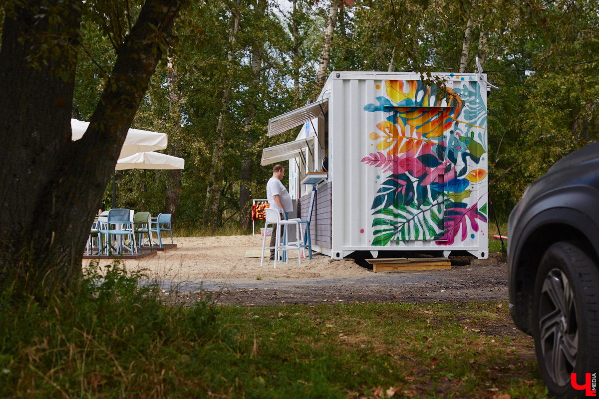 Сапбординг — один из главных трендов лета, который уверенно подхватил 33-й регион. Особой популярностью пользуется Суздаль, хотя для заплывов есть много других живописных мест. Например, озеро в Гусь-Хрустальном с его белыми лилиями и потрясающими закатами. До него точно стоит прокатиться, тем более что недавно там запустили новый sup-проект с интересными фишками.